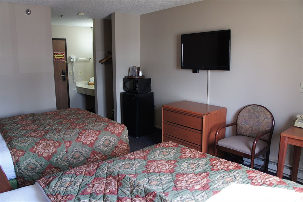 Coratel Inn And Suites Maple Grove Exterior photo