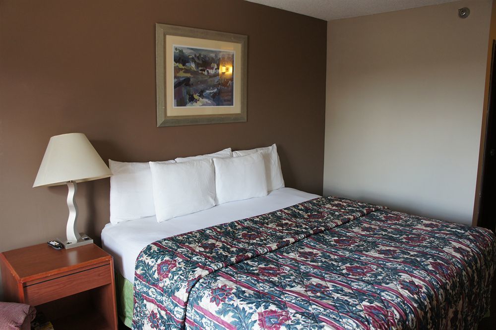 Coratel Inn And Suites Maple Grove Exterior photo