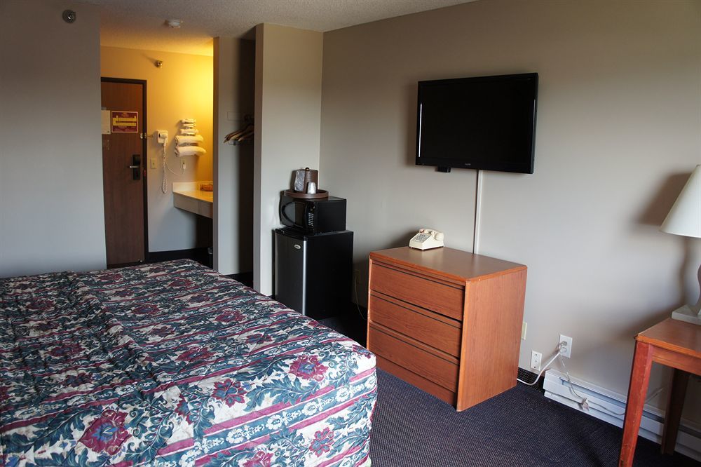 Coratel Inn And Suites Maple Grove Exterior photo