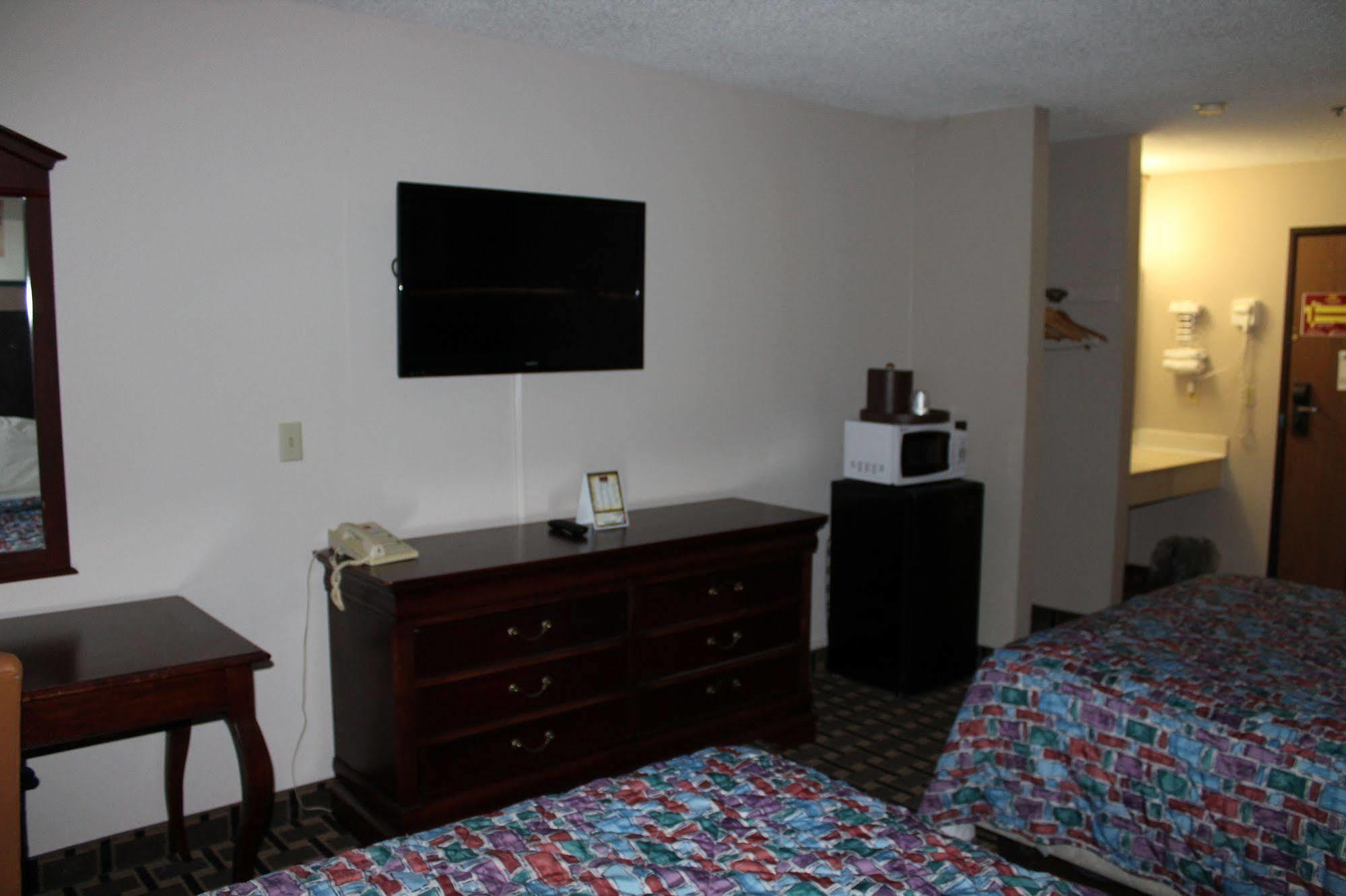 Coratel Inn And Suites Maple Grove Exterior photo