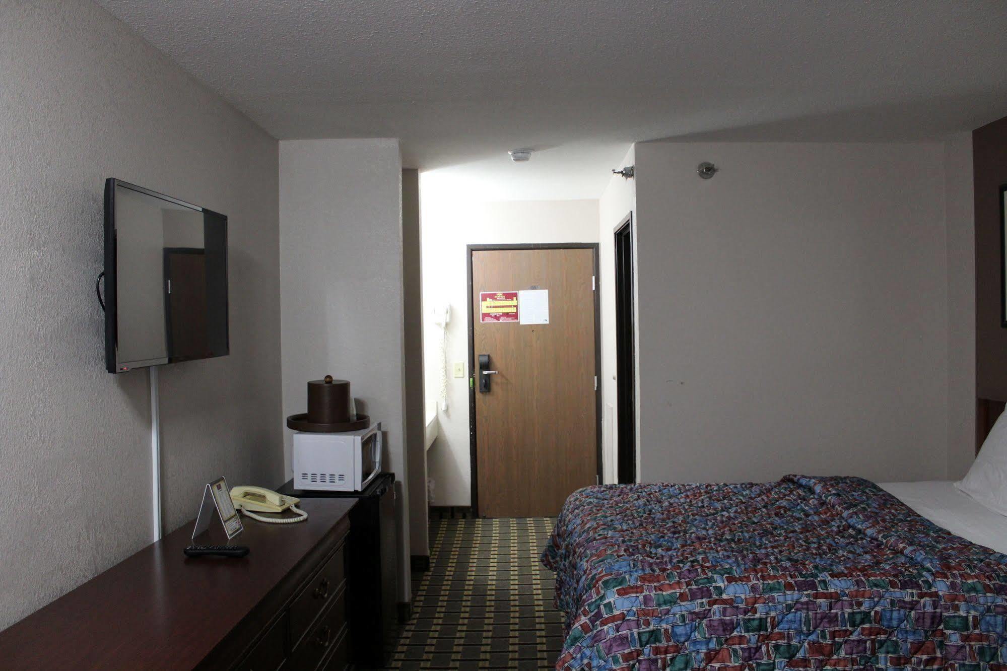 Coratel Inn And Suites Maple Grove Exterior photo